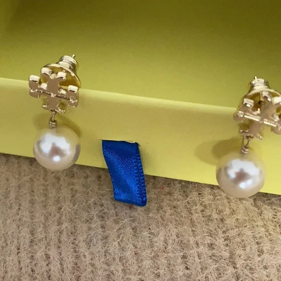 Elegant Tory Burch Logo Pearl Drop Earrings - Picture 3 of 5